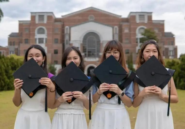 上海一高校学生在宿舍“拍大片”，网友：太美了这个女孩子