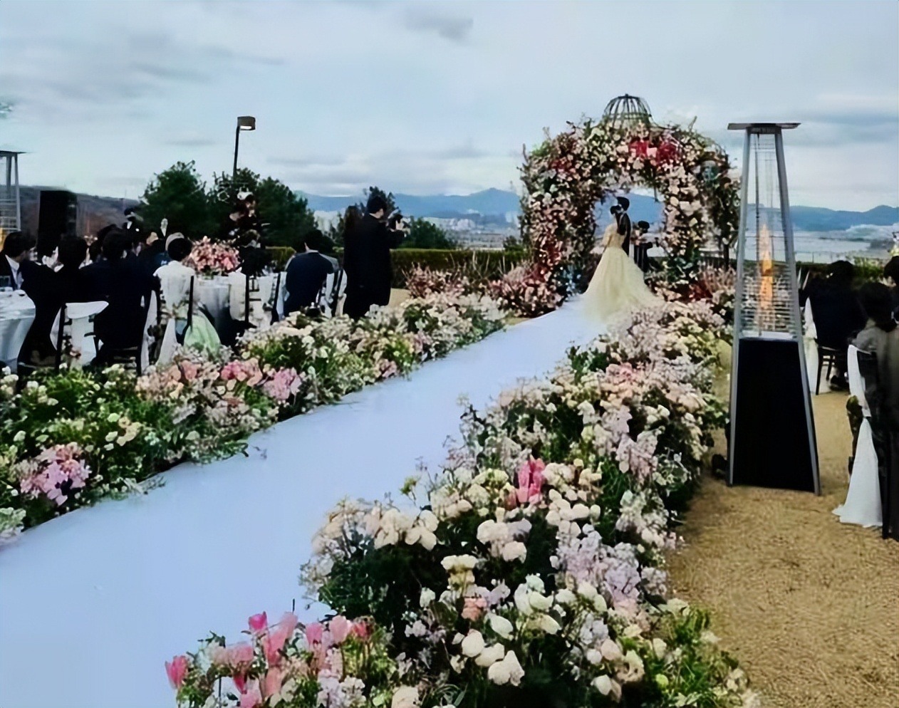 张娜拉婚礼现场和孙艺珍差不多：婚纱照首次曝光，新娘子现场跳舞