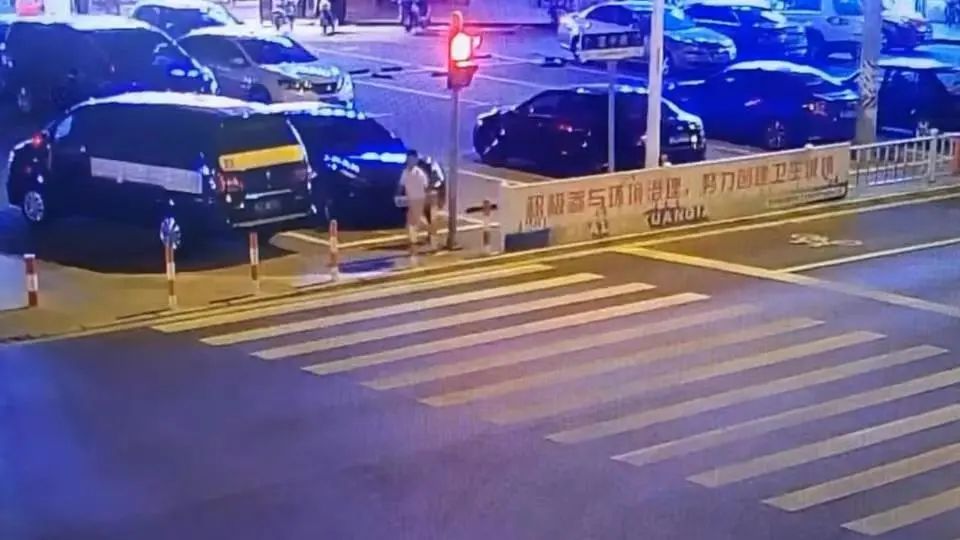 “小书包”深夜独自游荡街头 “凶蜀黍”严肃教育助其回家