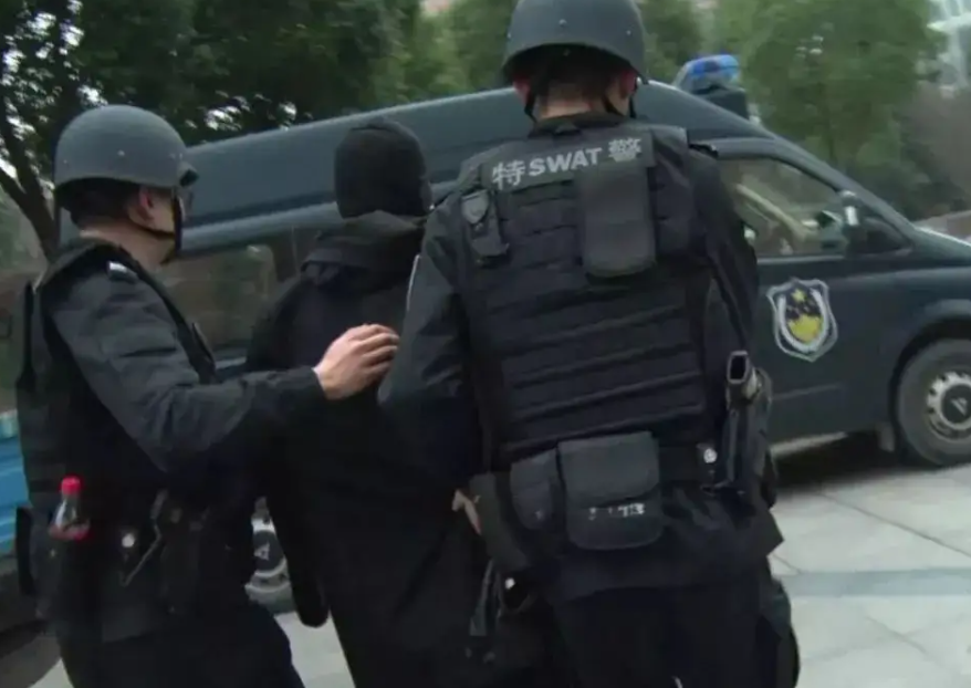 山西黑老大敛财12亿，7次减刑出狱时小弟放鞭炮，最后被妻子举报