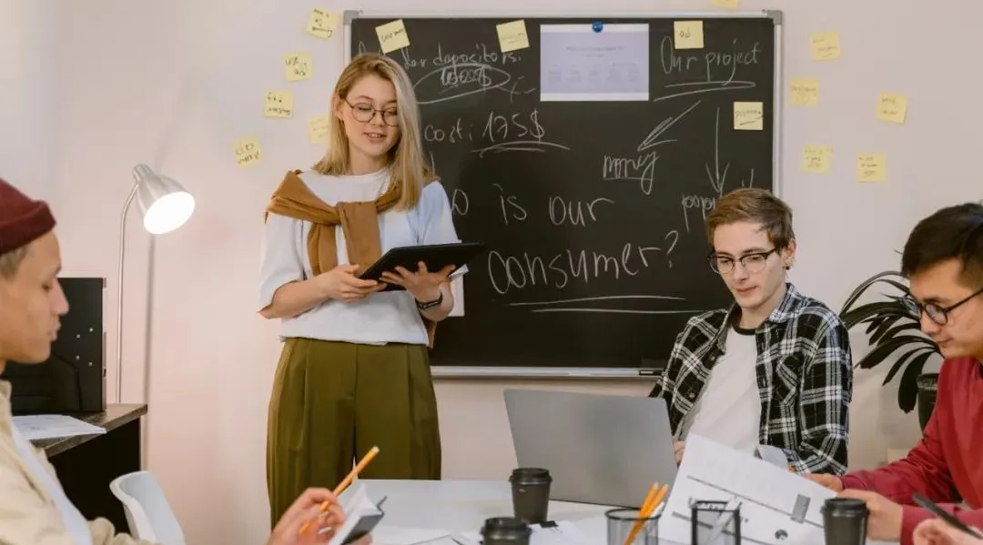 我帮朋友介绍工作，月薪1万包吃住，但一个月不到，她就要辞职了