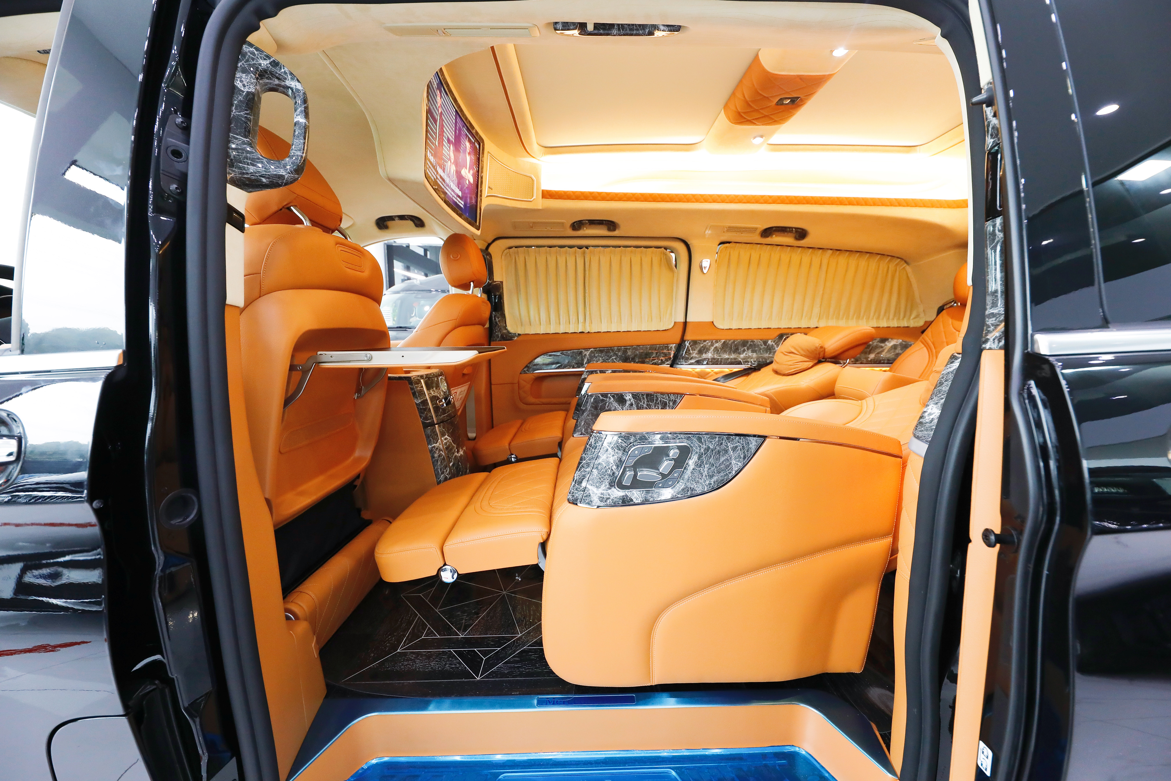 体验奔驰v级旗舰保姆车!头等舱座椅能变床,真比埃尔法更舒服?