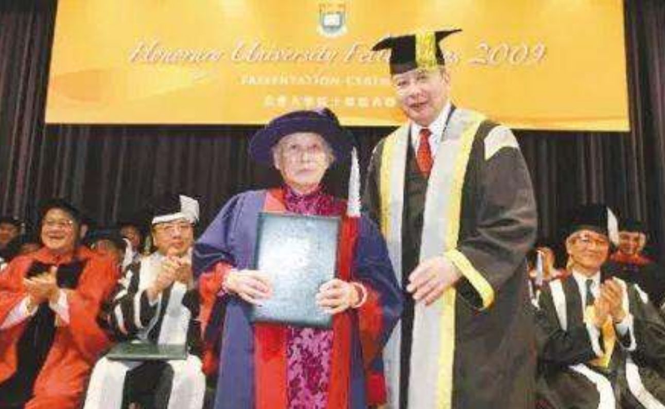 保洁员一生只会写5个字，82岁被授予院士称号，成为香港大学之宝