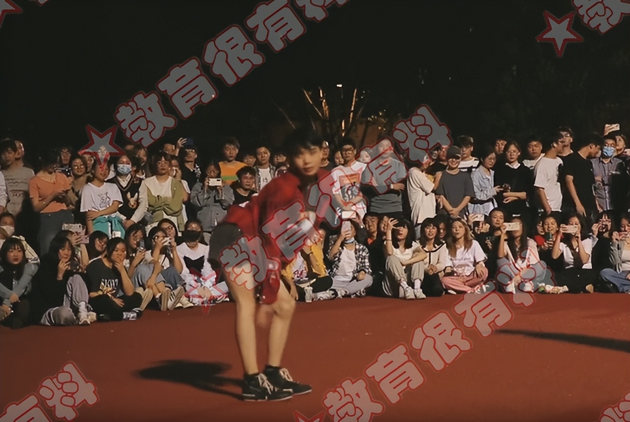两大学生校内热舞，引众人围观，网友：原以为是一男一女