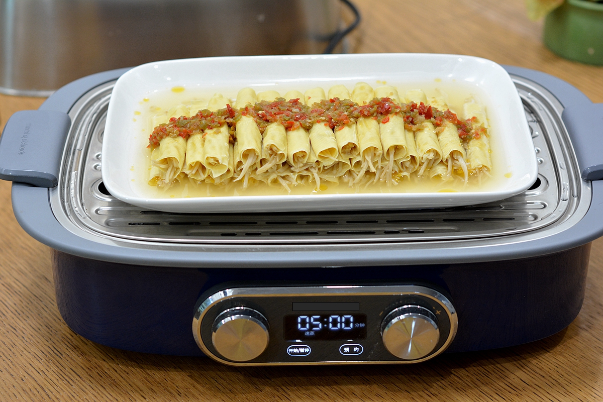 这道清蒸金针菇清香脆嫩，上学娃和中年男人可常吃，几分钟出锅