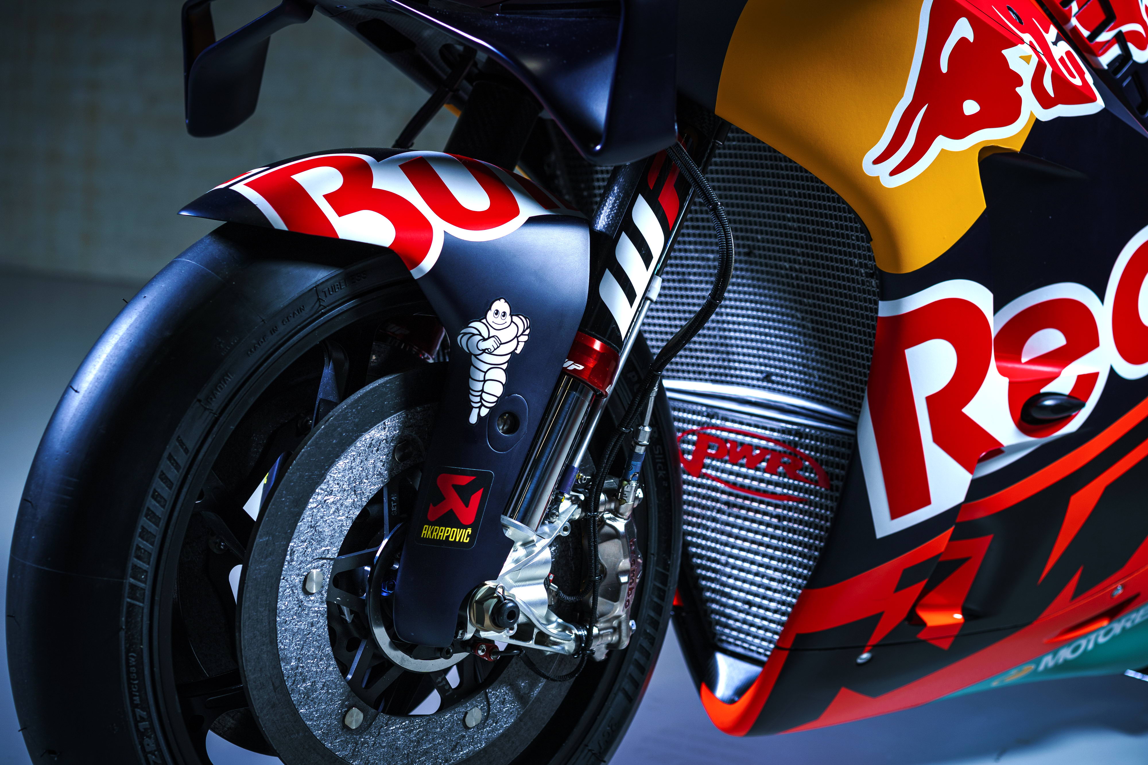 赛车rc比赛(MotoGP 2022：KTM MotoGP 红牛车队的 RC16 赛车)