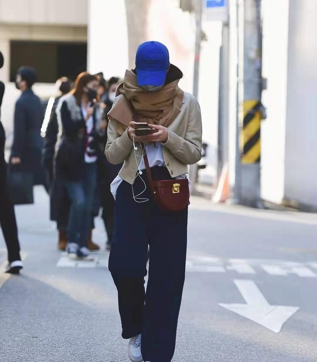 中性風的服裝太帥了，韓國妹子都喜歡上了，身材矮的人穿也好看