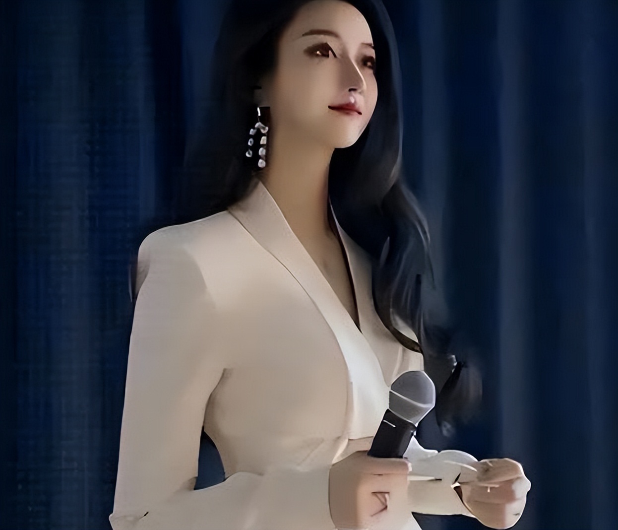 上海一高校女教师火了，五官精致着装时尚，男生女生抢着上课