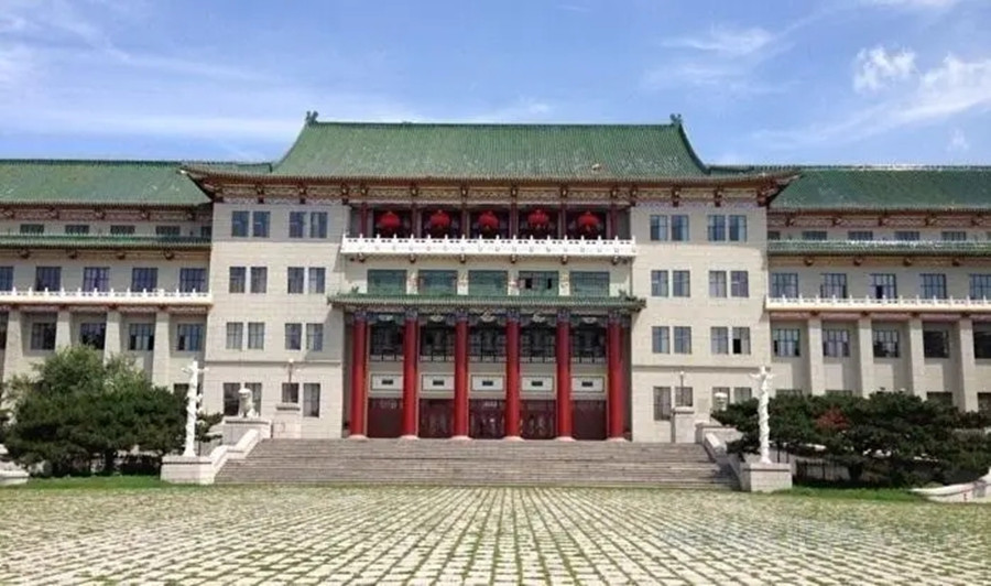 1982年，内蒙女教师花20元给学生买鞋，25年后，学生送房报答恩师
