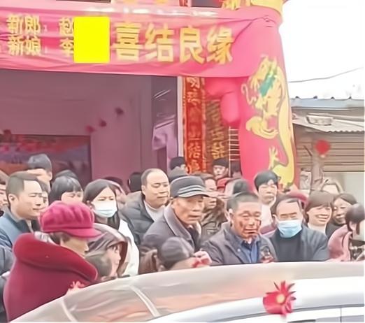 河南开封，新娘下车要6万6，公公含泪现场筹钱，“没过门就积怨”