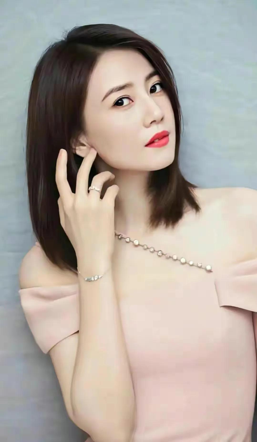 我觉得高圆圆的美是清新脱俗