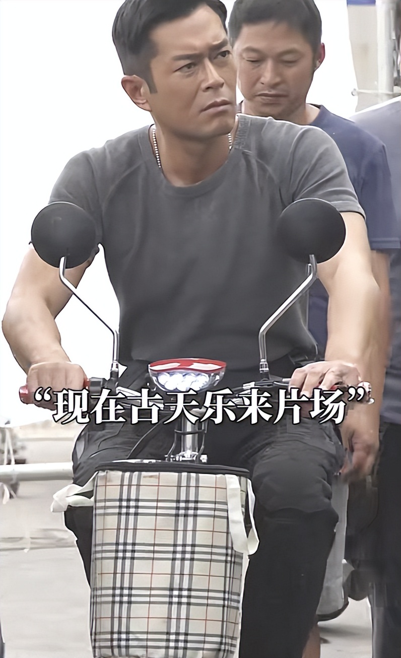 古天乐骑电瓶车上下班 香港艺人跟大陆艺人出行对比太打脸了
