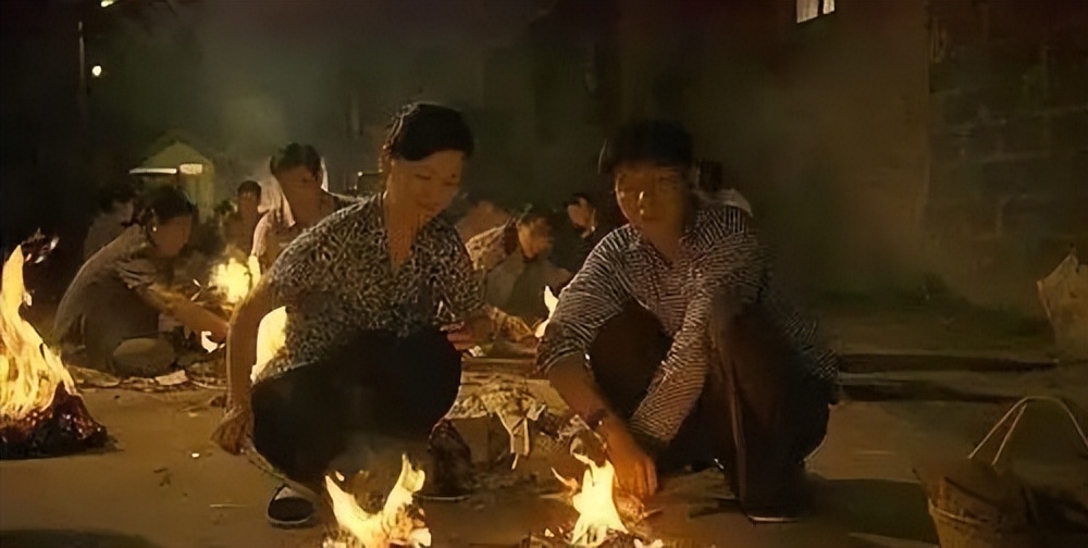 神秘的群演、张子枫的演技、冯导的卑微，成就了这部电影