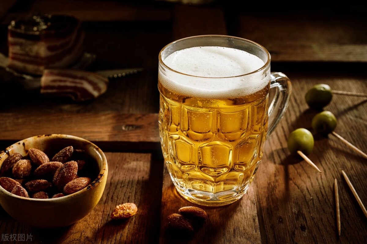 四年的大学爱情，随着毕业而结束，各自拥有不同的人生