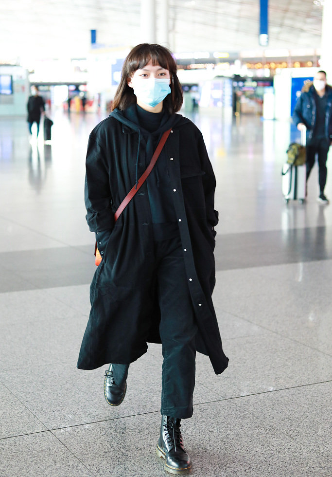 卫衣如何避免路人感？11组搭配示范告诉你：款式简约，搭配要大方