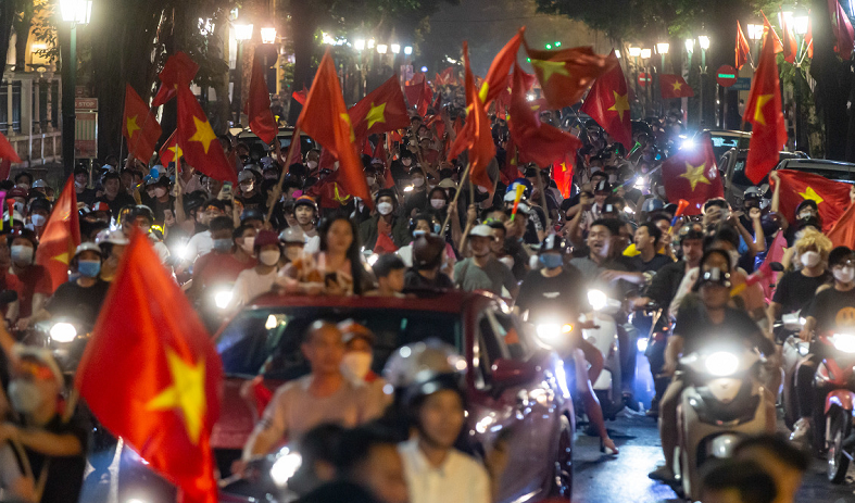 越南U23夺冠(场面震撼！越南队夺冠，球迷上街庆祝，韩国主帅被抛起摔到腰部)