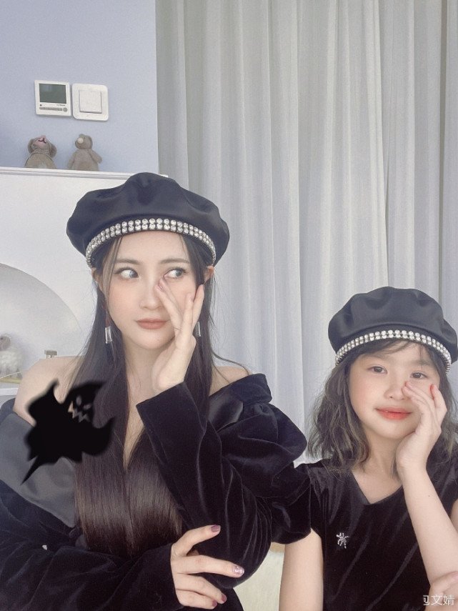 包文婧晒全家出游照，饺子暴风抽高，包贝尔被拍成一米八大长腿