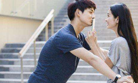 男同学当众表白，未经同意就“亲吻”女生，旁观者看不下去了