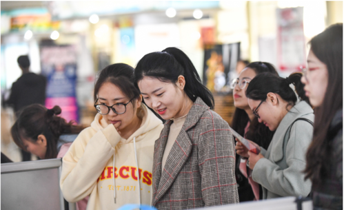 大学应届生“自带优势”，工作就业领先往届生不少，真叫人羡慕