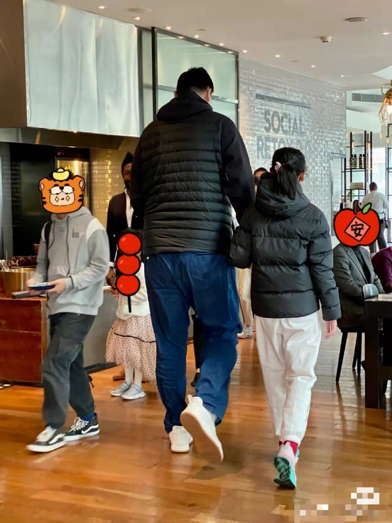姚明女兒今年多高了（姚明與女兒同框做核酸！12歲姚沁蕾身高近1米8，打扮低調(diào)長腿吸睛）