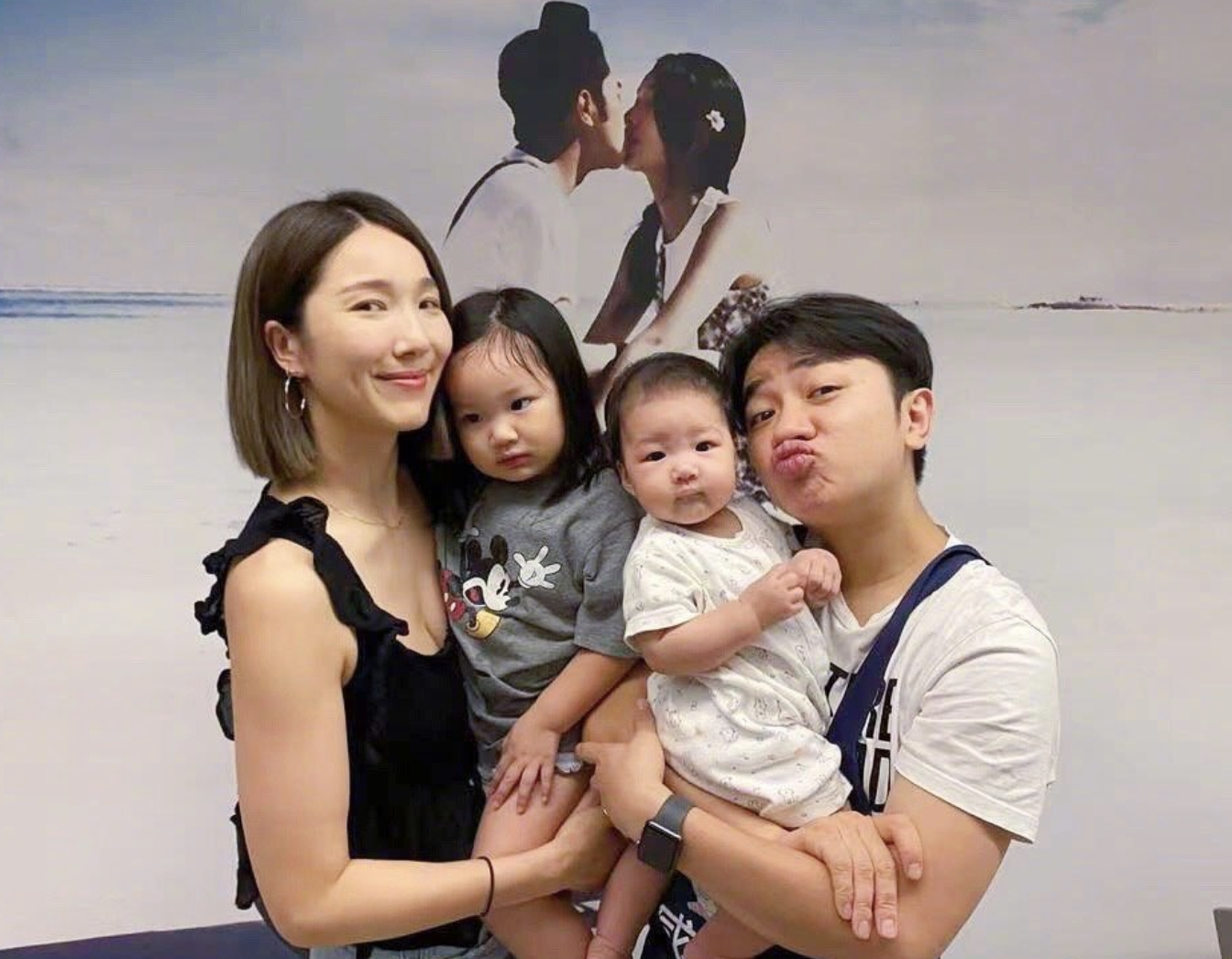 李亚男晒母女三人温馨同框，王祖蓝视角下神态温柔，二胎颜值飙升
