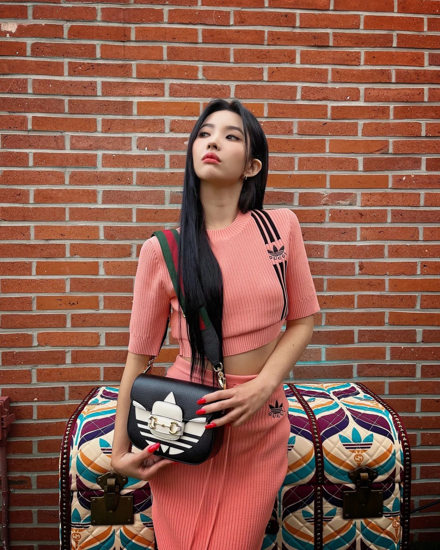 身高157cm比例出众gidle田小娟秀出纤细腰围魅力爆发