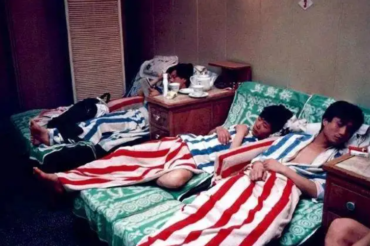 2009年，重庆200多名警察抓捕涉黑女老大，解救被困女性数百人