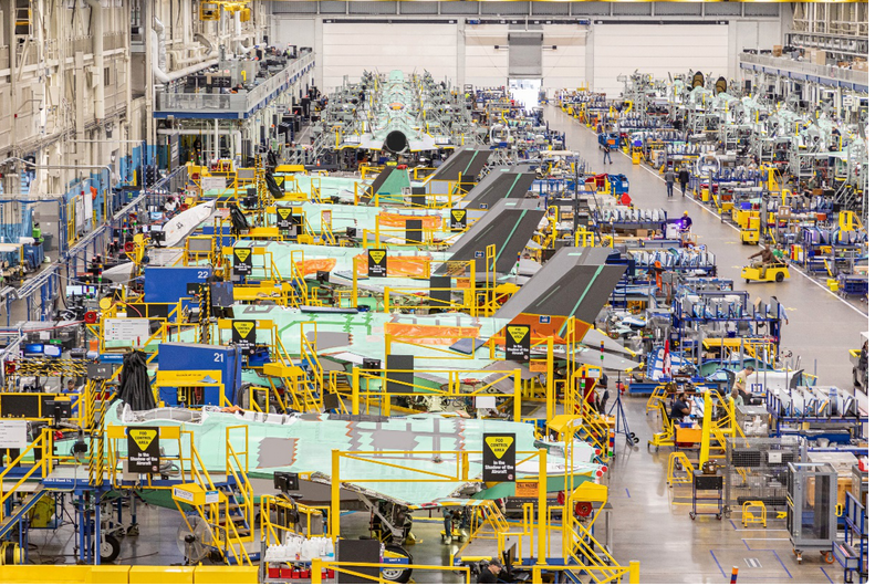 美媒公布2021年世界十大最强战机，F-35排第二，苏-57力压歼-20