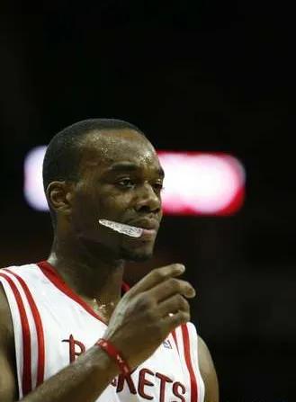 nba为什么会咬牙套（盘点NBA球星哪些标志性动作以及小怪癖，纳什喜欢摸鞋底再舔手指）