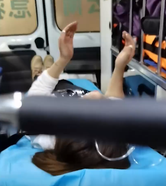 云南一女子吃菌子中毒致幻，在救护车上画符念叨，医生巧妙训话