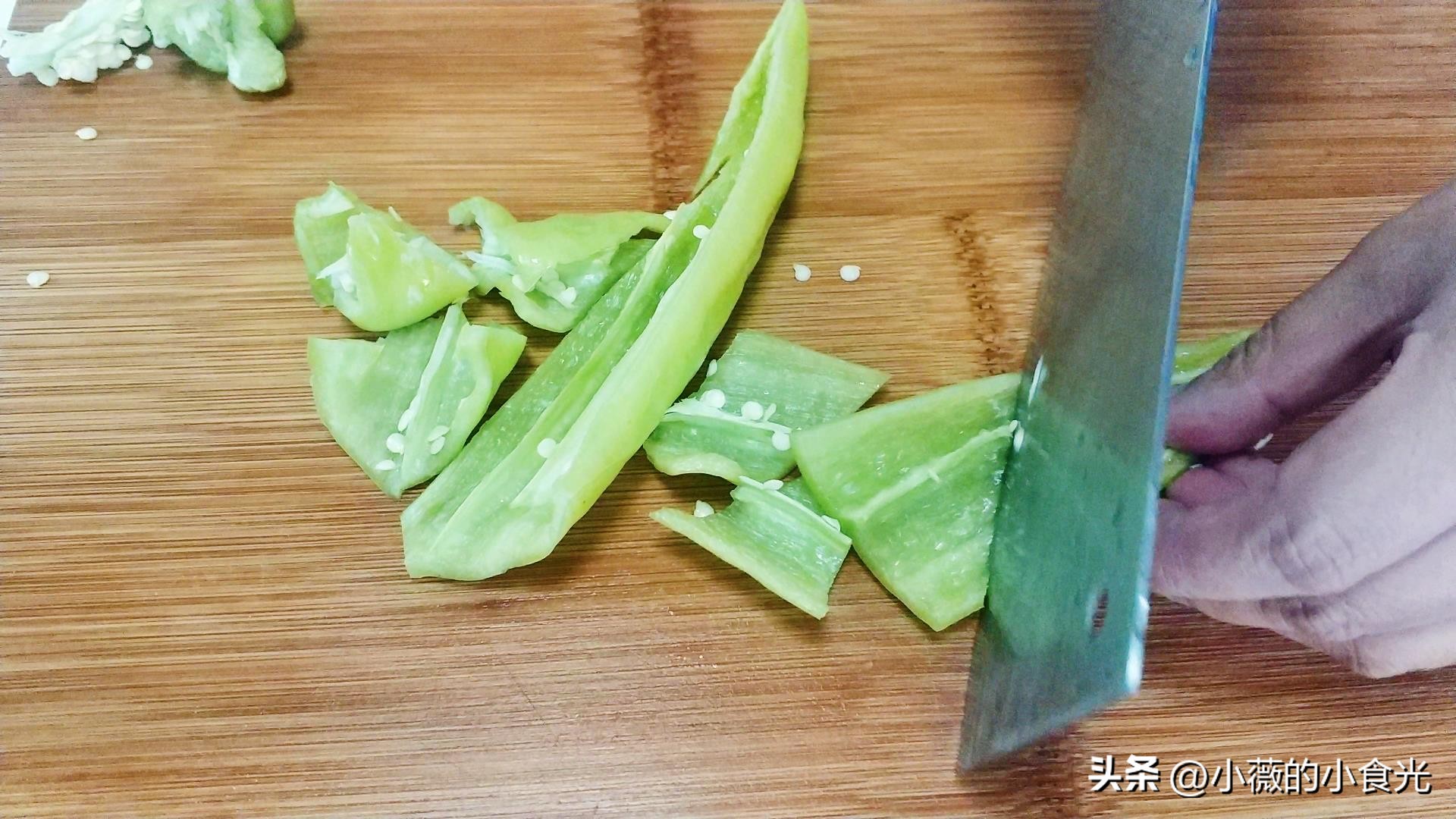 豆腐皮怎么炒（尖椒炒豆腐皮要想好吃，多这一步很关键！豆腐皮软嫩鲜香特下饭）