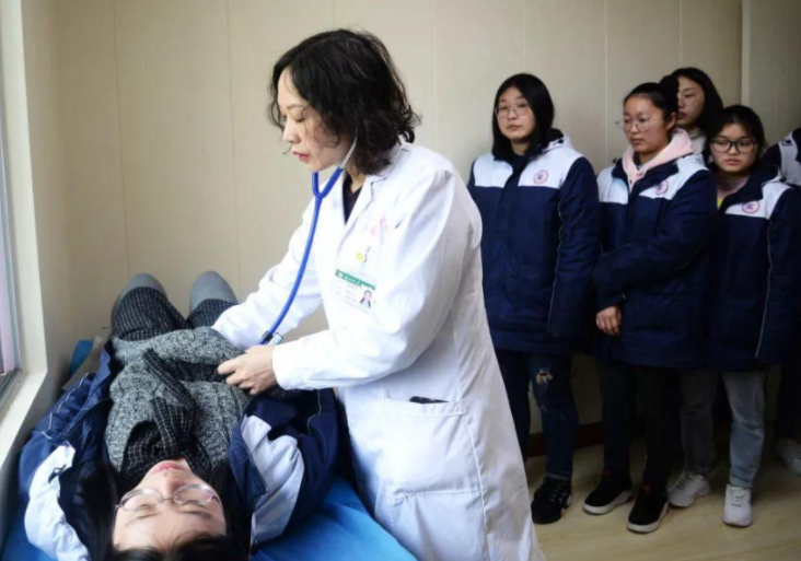 高考体检要“一丝不挂”？高三党瑟瑟发抖，医生：你以为我想看？