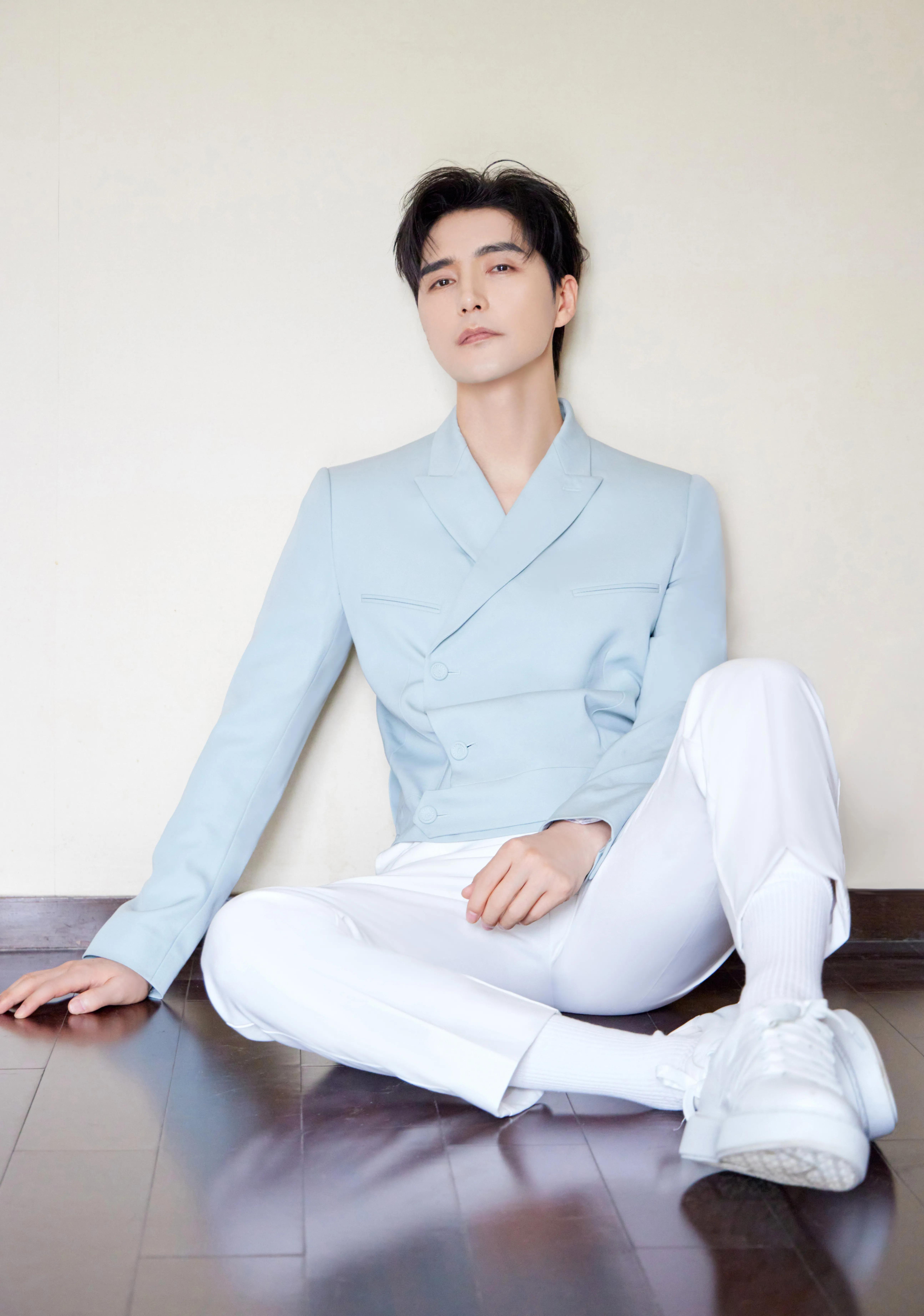 阿云嘎西装小白鞋白袜