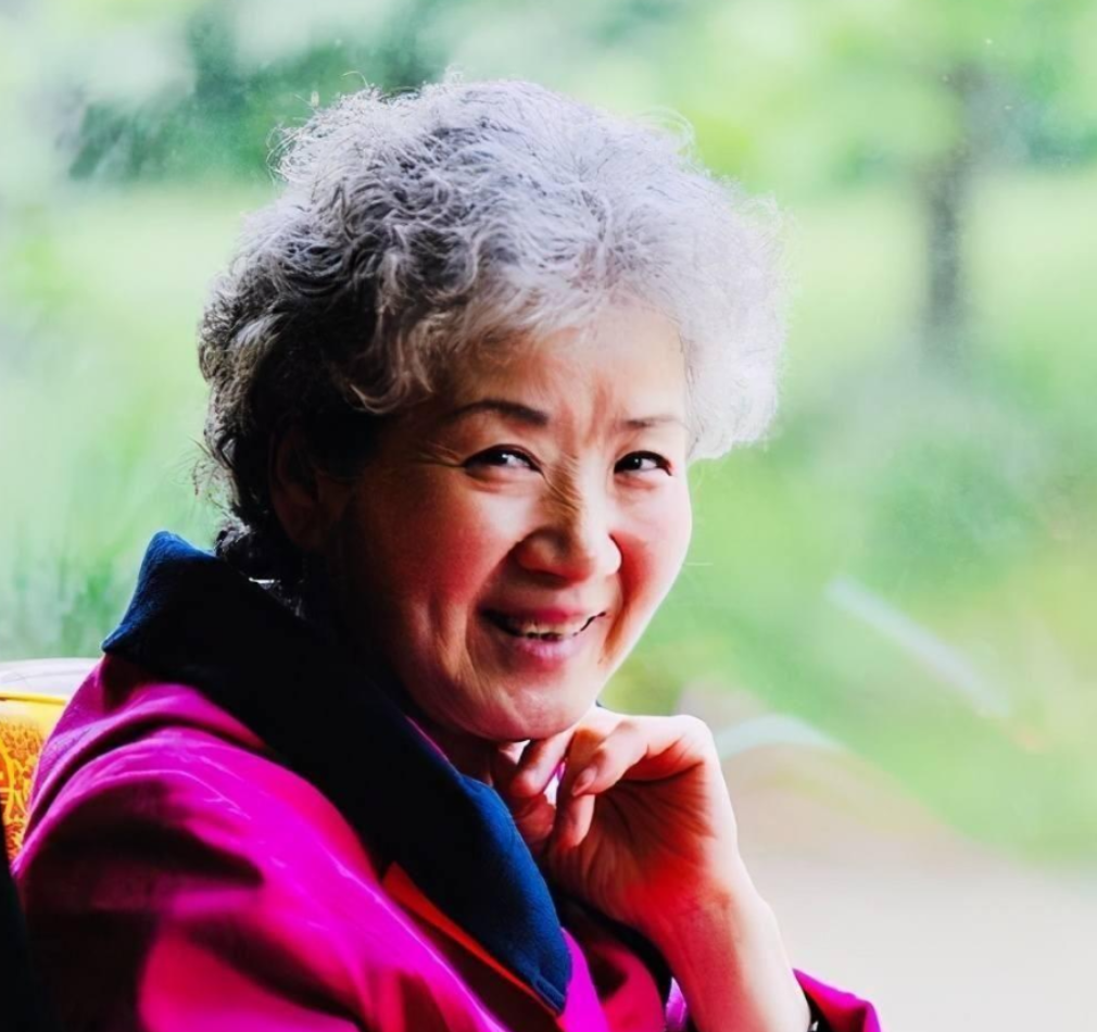 如今已经79岁的曹翠芬一直活跃在荧幕上,一直坚持这自己的演员梦.