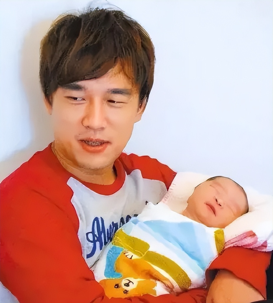再看看俩小崽子油盐不进,王耀庆摇摇头,还是他小时候聪明好带