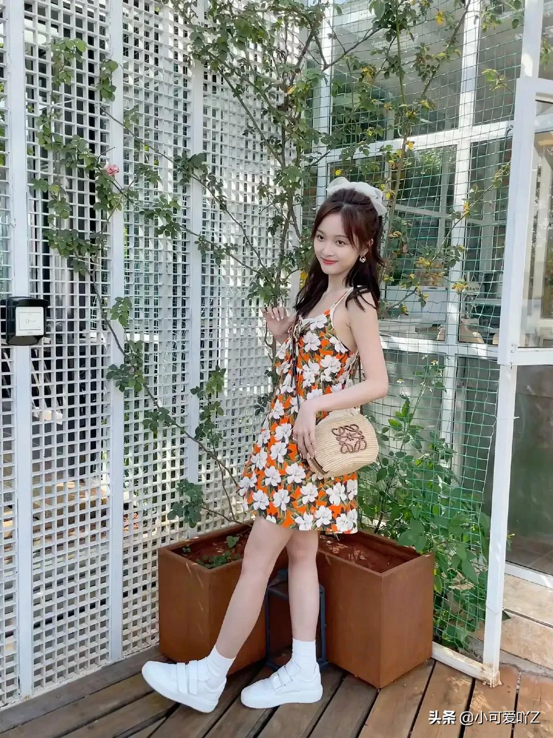 吴宣仪，吊带花朵裙，白色蕾丝发带，精致女孩可爱美丽