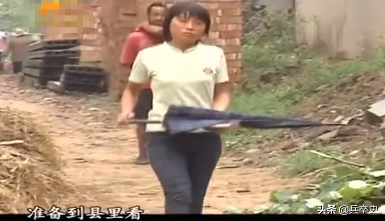 2010年，河南18岁少女“工地”搬水泥赚学费，家里穷的盐都买不起