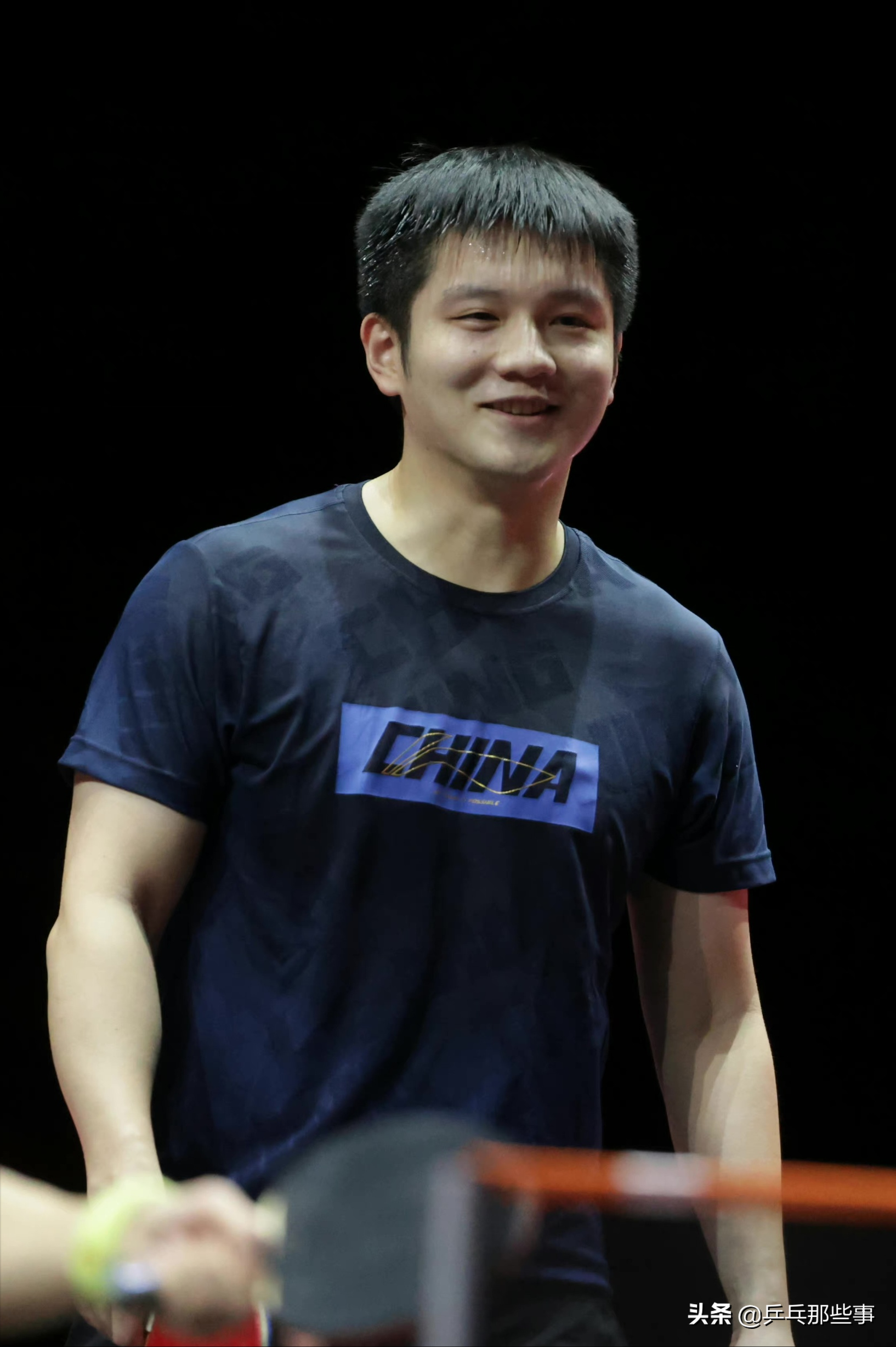 2018世界杯训练服(樊振东训练私服大揭秘,李宁定制款吸人眼球)