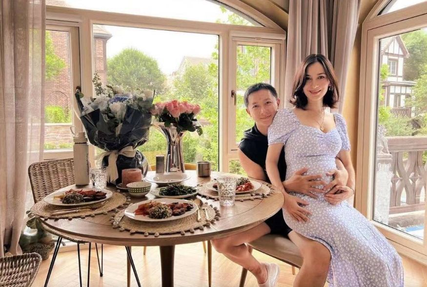 卢靖姗坐韩庚大腿庆生，孕7月状态极佳，“运动型孕妈”不一般