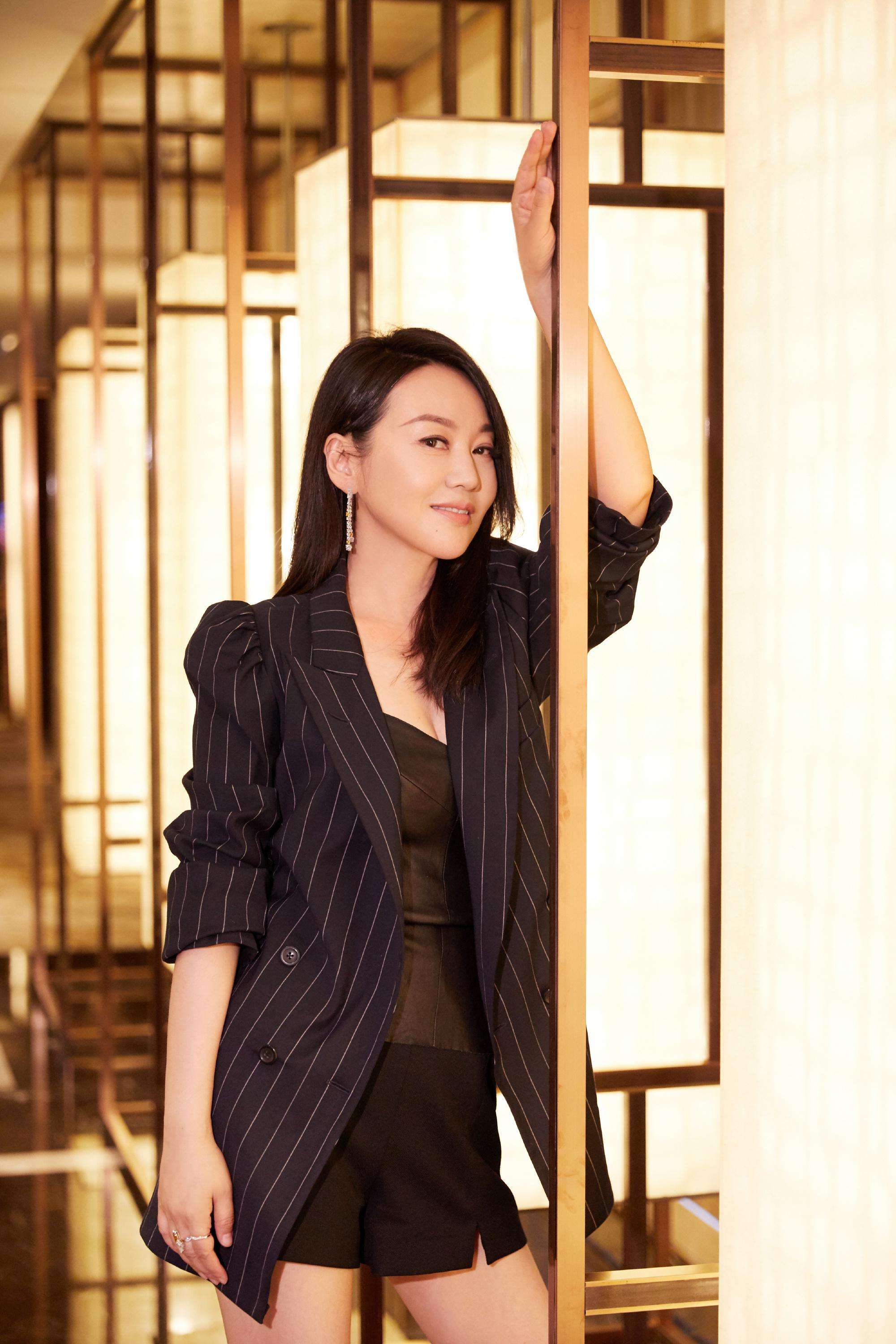 离婚18年了，闫妮和前夫邹伟的人生状况，有何不同？