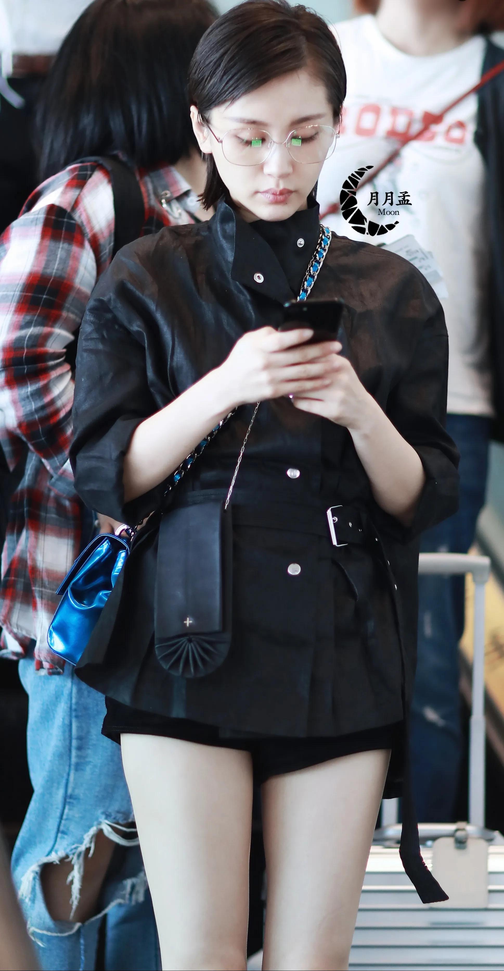 王子文机场大片，黑色外套和黑色短裤诠释经典，红唇妩媚动人