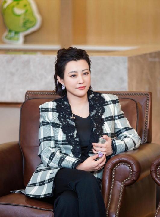 43岁的郝蕾状态绝佳,格纹西装搭配喇叭裤,妥妥的都市丽人形象