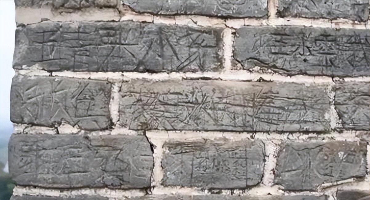 陕西境内长城遭“破坏”，游客到处刻字留名，石砖几乎无一幸免