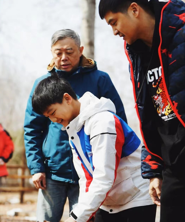 田亮夫妇带儿女露营，森碟和弟弟劈柴生火，干起活来一点不矫情​