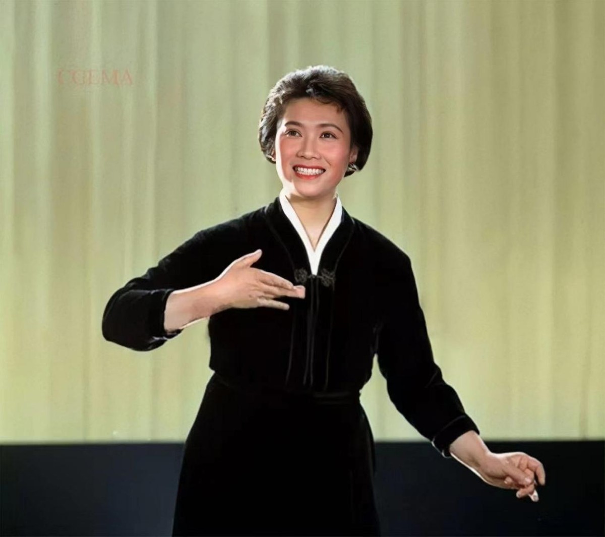 歌唱家朱逢博:丈夫离世后,守着骨灰生活14年,如今生活现状怎样