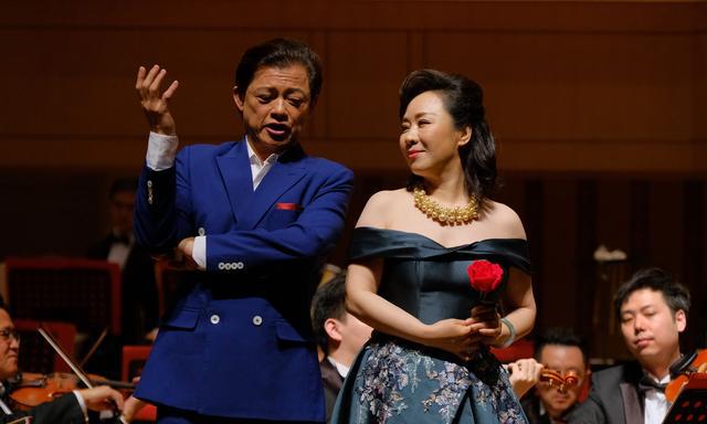 65岁莫华伦再婚大秀恩爱,亲吻小娇妻场面齁甜,女方身材尤为突出