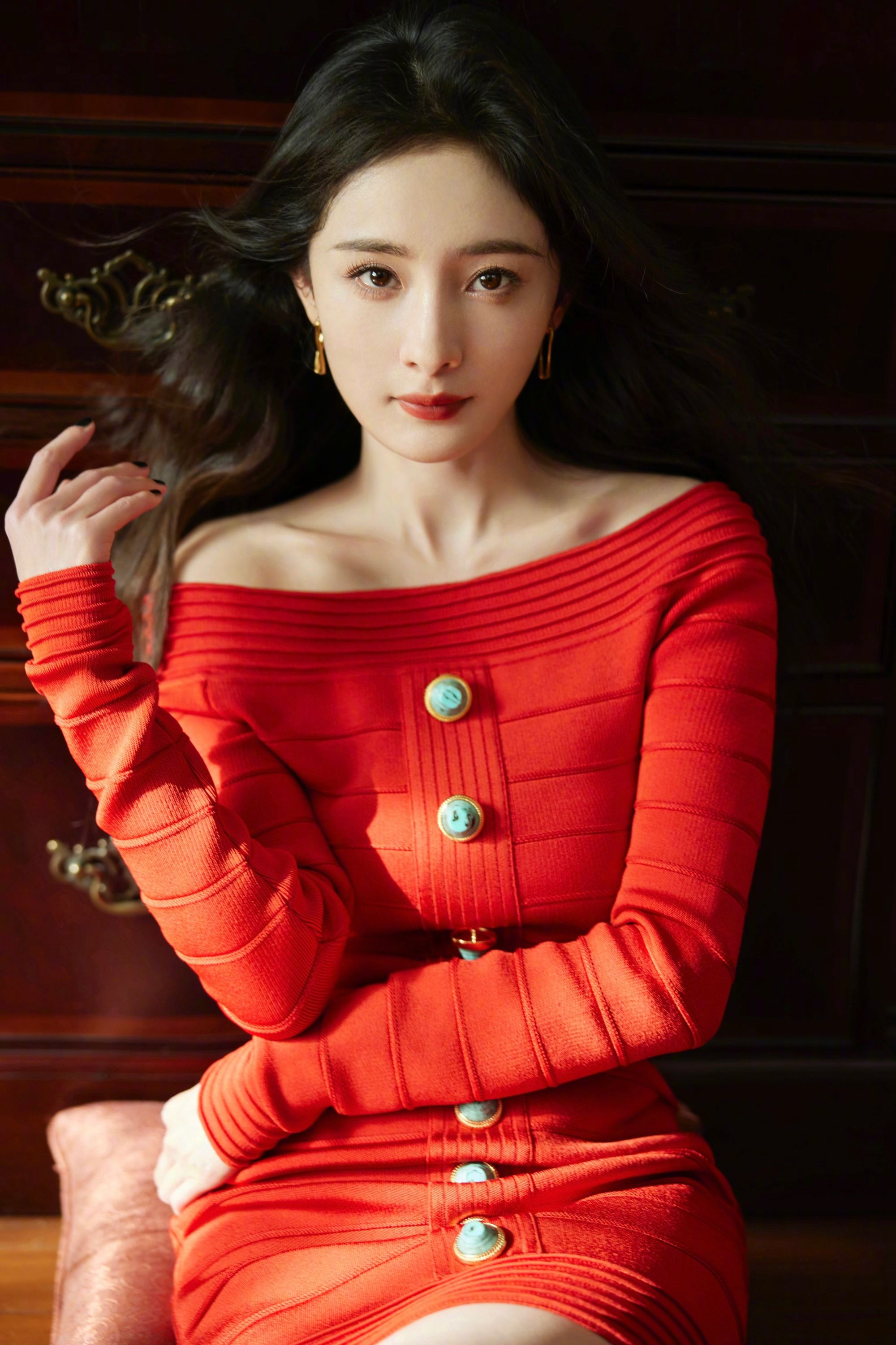 杨幂齐肩红色连衣裙大长腿性感写真