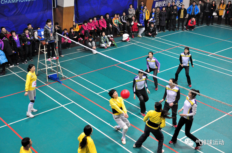 排球垫球用哪个部位（垫球的训练方法是这样的，浅析气排球垫球的创新技术及其训练方法）-趣拿体育