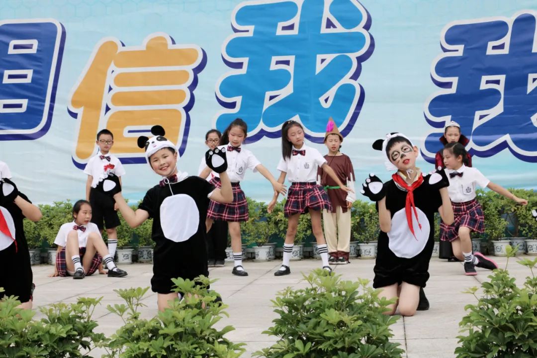 成都市双流区实验小学外国语学校兰花中队进行升旗仪式班级展示