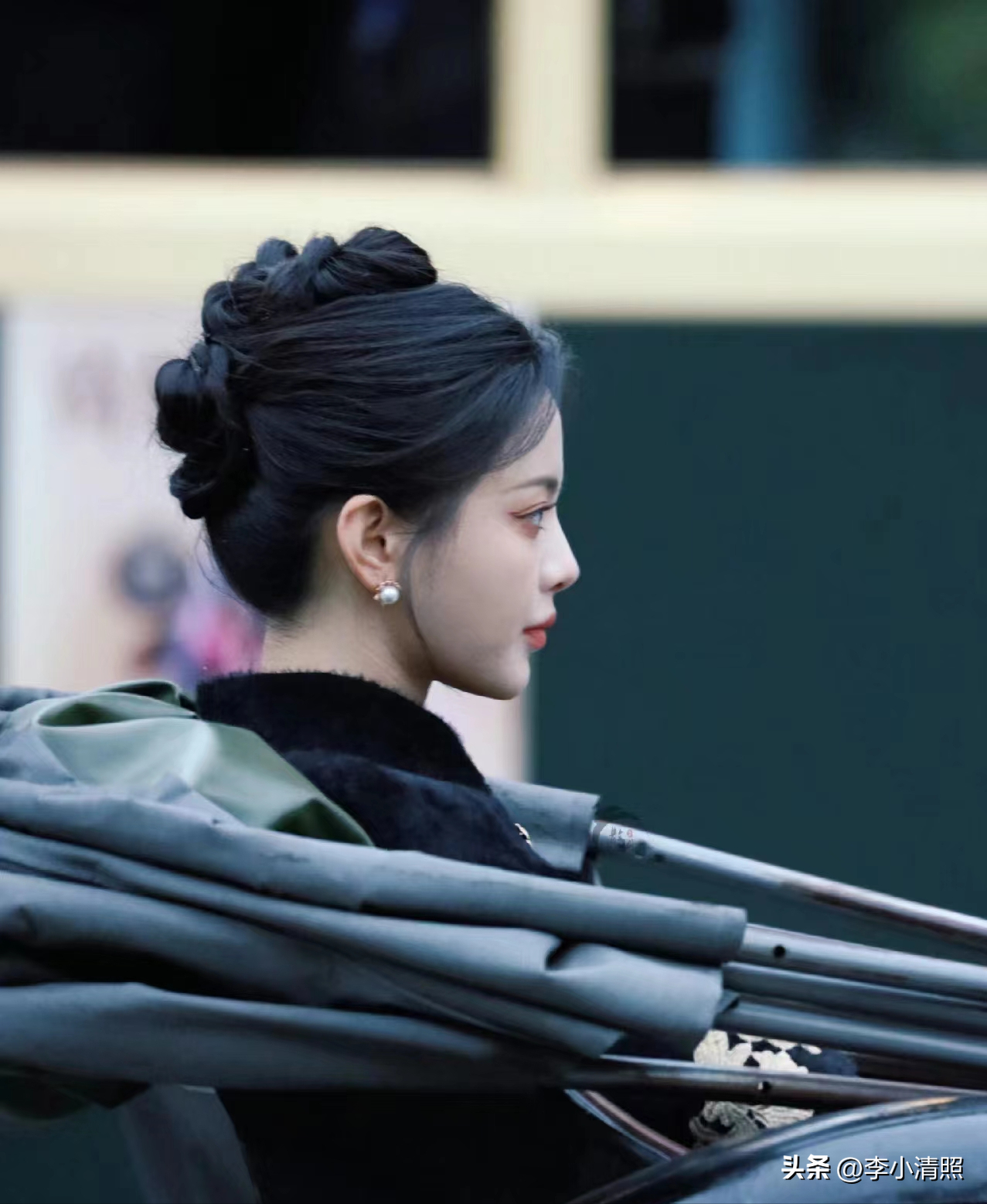 为何杨超越能从流水线打工妹逆袭娱乐圈明星?弯腰那一刻,瞬间懂